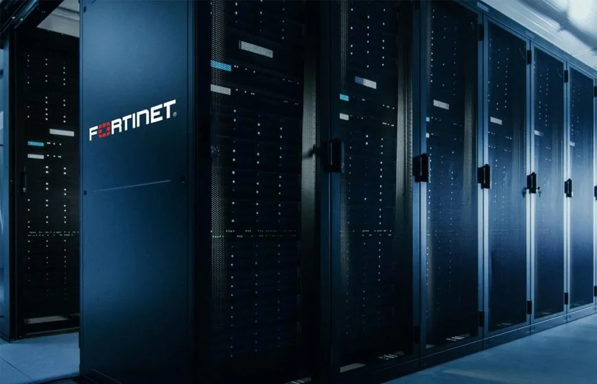Fortinet markalı ekipmanların bulunduğu sunucu kabinleri.